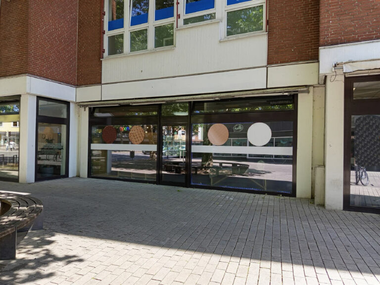 Für Einzelhandel, Ausstellung oder Büro geeignet