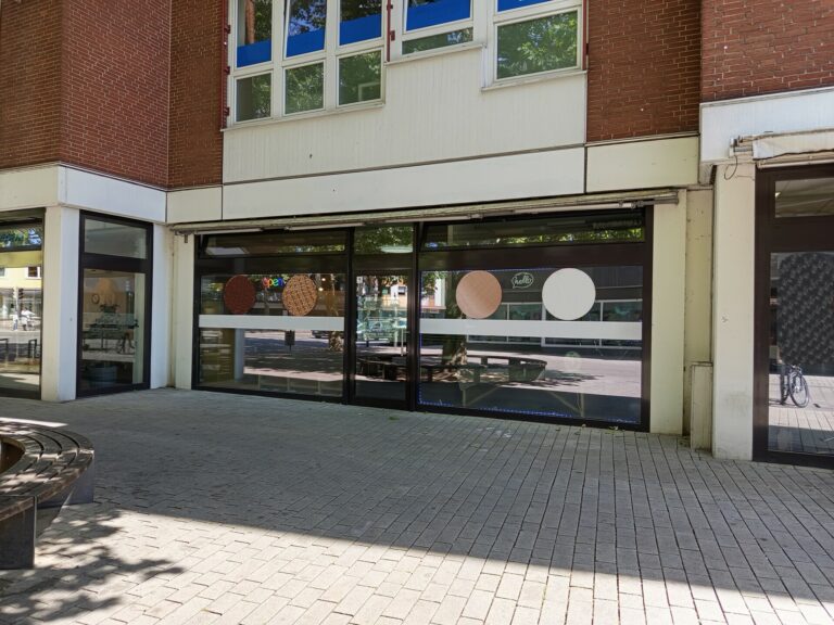 Für Einzelhandel, Ausstellung oder Büro geeignet