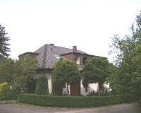 Dieses exklusive Einfamilienhaus im Bungalowstil befindet sich in bester Wohnlage von Herford und bietet Ihnen viele Extras wie z. B. Garten mit Swimmingpool und Terrasse, Sauna, Kamin, hochwertige Einbaumöbel, Alarmanlage und Doppelgarage.