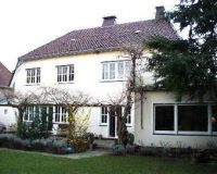 In innenstadtnaher, ruhiger Lage von Herford befindet sich dieses exklusive Wohnhaus mit wunderschönem Garten, daß durch seine außergewöhnliche Atmosphäre und Großzügigkeit besticht. Höchste Wohnansprüche werden mit dieser Immobilie erfüllt.