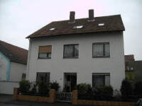Vielseitig nutzbares Wohnhaus mit ca. 300 m² Halle sowie 2 Garagen.