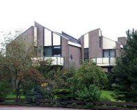 In ruhiger, zentrumsnaher Wohnlage von Enger mit hervorragender Verkehrsanbindung nach Bielefeld und Herford, befindet sich dieses architektonisch attraktive Haus mit Einliegerwohnung (separater Eingang). Eine Übernahme ist nach Absprache möglich.