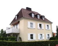 In der Herforder Innenstadt, unweit der Fußgängerzone befindet sich diese gepflegte Immobilie. Erd- und Dachgeschoß sind beziehbar, das Obergeschoß ist vermietet.
