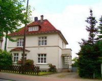 Ca. 2 km vom Stadtzentrum entfernt, befindet sich dieses bezugsfreie Wohnhaus. Die Anbindung nach Bielefeld, Bad Oeynhausen und Bad Salzuflen ist hervorragend. Auch die Autobahnen A2 und A30 sind in wenigen Autominuten erreichbar.