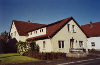 Diese 2-Zimmerwohnung mit Terrasse befindet sich im Erdgeschoss eines 3-Familienhauses mit Anbau. Der Bezug der Wohnung kann kurzfristig erfolgen. Gesucht wird eine Einzelperson oder ein Paar. Haustiere sind vermieterseits leider nicht erwünscht.