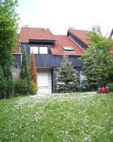 Inmitten der Spenger Innenstadt, Nähe Fußgängerzone, befindet sich dieses gepflegte und voll unterkellerte Reihenmittelhaus mit Garage. Eine Übernahme ist kurzfristig möglich.